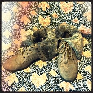 Express ankle boots with fur trim